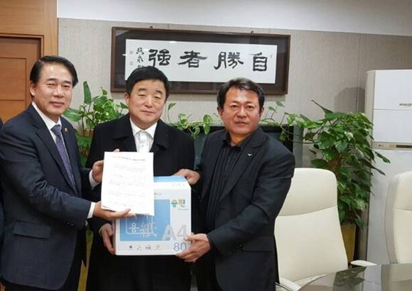 문제의 파주시 보도자료 사진. 맨 오른쪽의 파주시 공무원의 모습에 경기도의회 도시환경위원장의 얼굴을 합성 조작했다.(사진= 파주시)