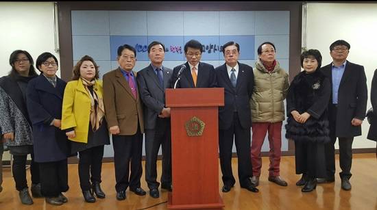 송두영 예비후보가 지지자들과 함께 출마선언문을 낭독하고 있다.(사진= 김진부 기자)