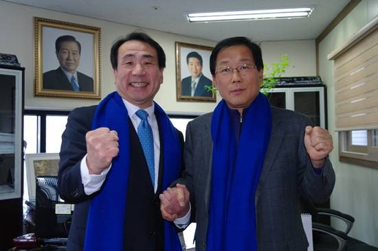 파주갑 정진 예비후보(왼쪽)가 공천경쟁을 벌일 윤후덕 의원 사무실을 방문했다.