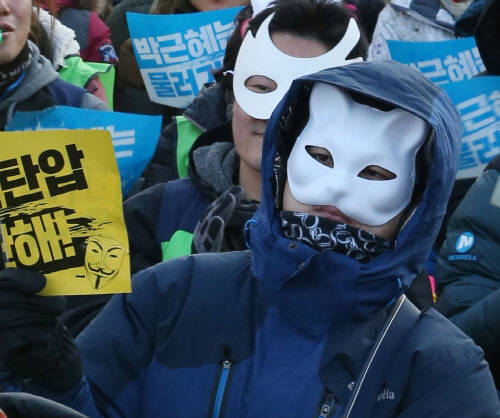 지난 19일 서울 세종대로 광화문광장에서 ‘3차 민중총궐기 소요문화제’가 열렸다. 참석자들은 ‘복면금지법안’에 항의하는 뜻으로 고양이가면 등을 쓰고 집회를 이어갔지만 경찰과의 충돌은 없었다. (사진자료=연합뉴스)