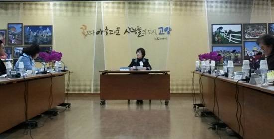 고양시 이명옥 여성가족국장이 2015여성발전기금사업 평가보고회를 진행하고 있다.(사진= 고양시)