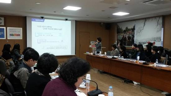 박순화 여성가족과장이 2015여성발전기금 평가보고회에서 발표하고 있다.(사진= 고양시)