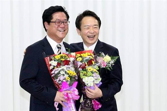 지난해 12월 4일 이기우 경기도 사회통합부지사 취임식에서 남경필 경기도지사가 축하 꽃다발을 건네며 기념촬영을 하고 있다.(사진=경기도)