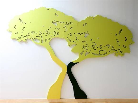 도지사 집무실에 설치된 연리지 조형물. 연리지는 다른 나무끼리 가지가 이어져 엉켜 있다는 의미로 뿌리가 다른 나무가 한 몸이 돼 더불어 살아가는 것처럼 여야가 함께 도민 행복을 위해 소통·협력·상생하자는 의미를 담고 있다.