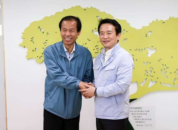 남경필 경기도지사와 최문순 강원도지사가 지난 4월11일 경기도청 도지사 집무실에서 만나 기념촬영을 하고 있다.(사진=경기도)