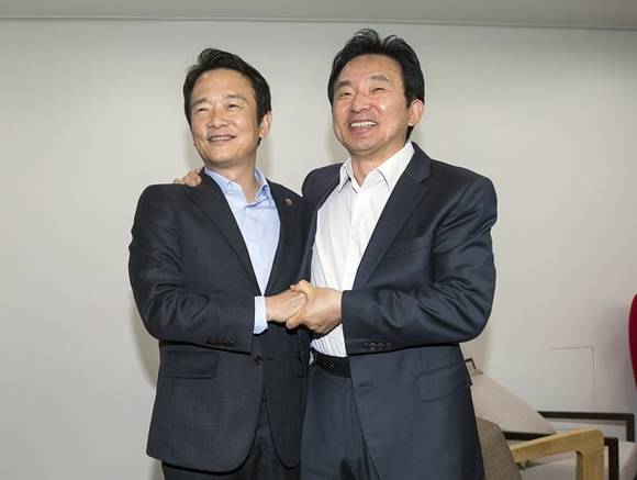 지난 8월31일 경기도와 제주특별자치도간의 상생협력 협약식을 하기 위해 제주도청을 찾은 남경필 경기도지사가 원희룡 제주도지사를 만나 반갑게 인사를 하고 기념촬영을 하고 있다.(사진=경기도)