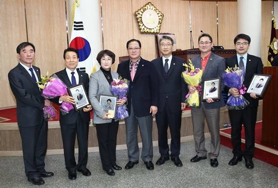 고양시의회 2015 마지막 회기를 마친 후 5명의 우수의원과 기념촬영을 하고 있다.(사진= 고양시의회)
