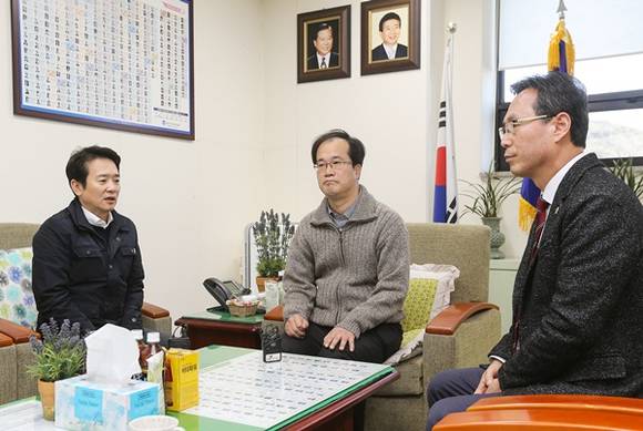 지난 27일 오후 경기도의회 3층 새정치민주연합 대표의원실에서 남경필 경기도지사와 김현삼 새정치민주연합 대표의원, 이승철 새누리당 대표의원이 만나 경기도 누리과정 관련 도의회 양당대표 면담을 하고 있다. 하지만 남 지사의 말에 양 당 대표 모두 28일 일어날 파장을 예견이나 한 듯 침통한 표정으로 일관하고 있다.(사진=경기도)