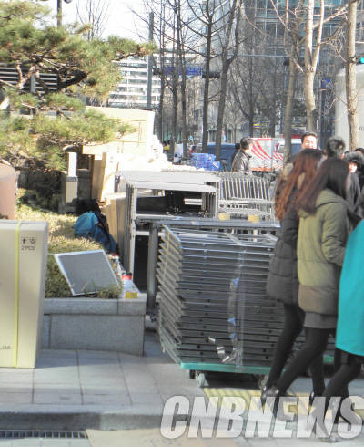 KB금융타워로 이전하는 KB투자증권의 사무집기류가 건물 앞에 쌓여 있는 모습. (사진=이성호 기자)