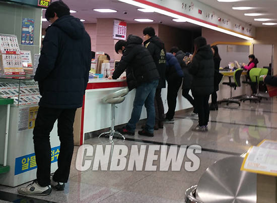 4일 오전 10시 알뜰폰 가입자들로 분주한 서울 서대문우체국 내부. (사진=이성호 기자)