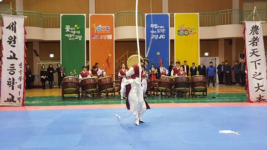 신년교례회 식전행사인 세원고등학교 난타 공연(사진= 김진부 기자)