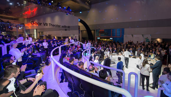 관객들로 가득한 ‘기어 VR 4D 체험존’ 현장. (사진제공=삼성전자)