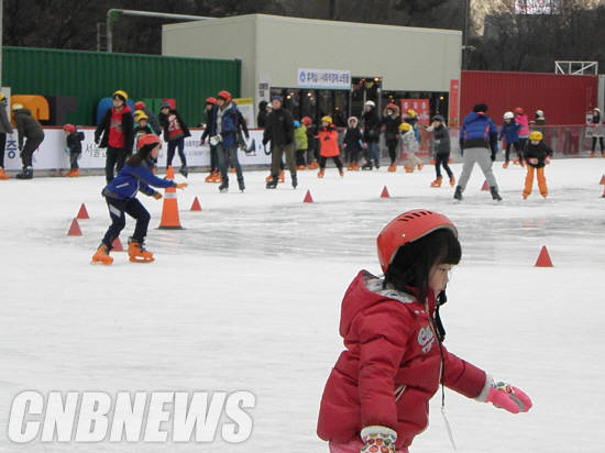 지난 6일 여의도공원 내 ‘여의도 아이스 스케이트장’에서 한 어린이가 빙판 위를 조심스레 한발 한발 나가고 있다. (사진=이성호 기자)