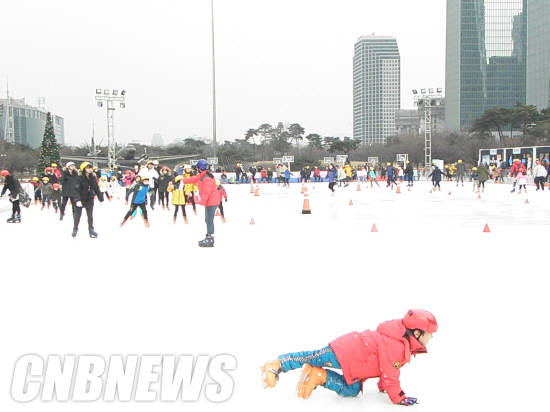 여의도공원 스케이트장에서 스케이트를 타는 이용객들. (사진=이성호 기자)