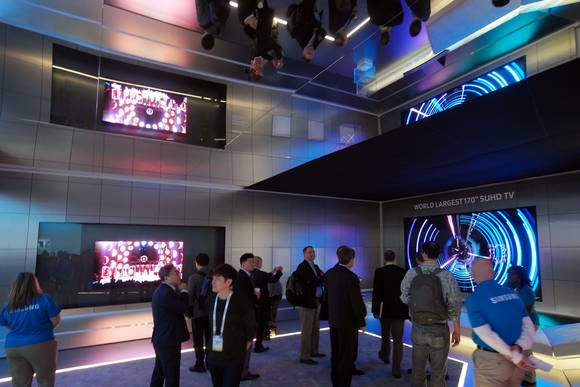 삼성전자의 세계 최대 170형 SUHD TV와 트랜스포머블 TV. (사진제공=삼성전자)