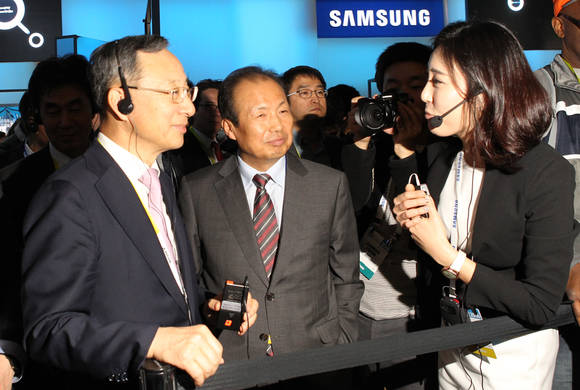 6일(현지시간) CES 2016 삼성전자 전시관을 찾은 KT 황창규(왼쪽) 회장이 삼성전자 신종균(가운데) 사장과 함께 기어S2에 대한 설명을 듣고 있다. (사진제공=KT)