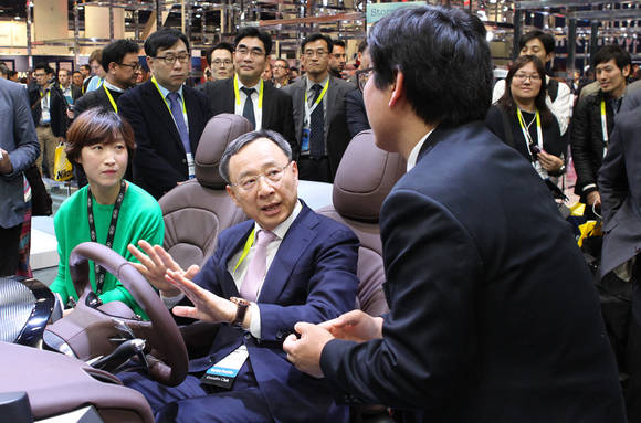 6일(현지시간) CES 2016 기아차 전시관을 찾은 KT 황창규 회장이 자율주행 신기술을 체험하고, 관계자로부터 설명을 듣고 있다. (사진제공=KT)