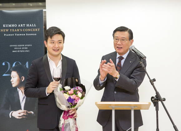 지난 7일 저녁 광화문 금호아트홀에서 열린 신년음악회 리셉션에서 박삼구 금호아시아나그룹 회장(오른쪽)이 출연자인 피아니스트 선우예권과 함께 기념촬영을 하고 있다. (사진제공=금호아시아나그룹)
