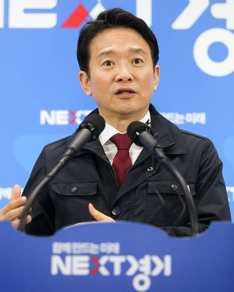 10일 오전 경기도청 브리핑룸에서 남경필 경기도지사가 누리과정 예산 관련 경기도 입장을 발표하고 있다.(사진=경기도)