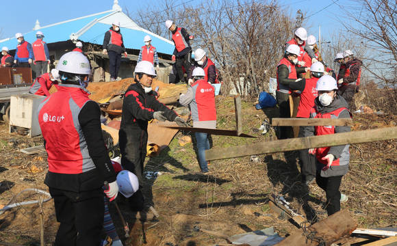 2016년 신임 팀장급 리더들이 한국 해비타트와 함께 ‘희망의 집 고치기’ 건축 봉사 활동을 펼치고 있다. (사진제공=LG유플러스)