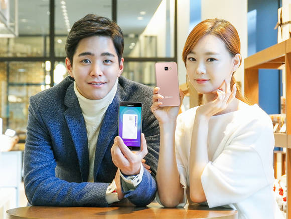 삼성전자 모델이 서울 논현동 삼성 디지털프라자 강남본점에서 새롭게 출시된 2016년형 ‘갤럭시 A’를 소개하고 있다. (사진제공=삼성전자)