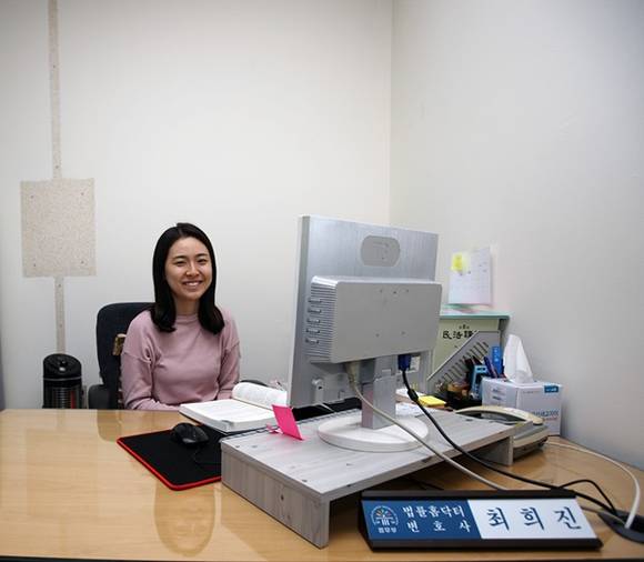 취약계층 등 서민들의 법률 고민을 상담하는 법률홈닥터 최희진 변호사(사진=오산시)