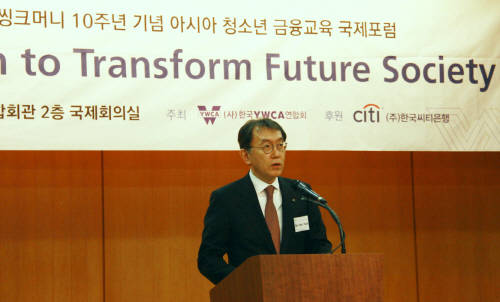 지난 13일 서울 중구 명동 소재 전국은행연합회관 국제회의실에서 열린 ‘씽크머니 10주년 기념 아시아 청소년 금융교육 국제포럼’에서 박진회 한국씨티은행 은행장이 환영사를 하고 있다. (사진제공=한국씨티은행)