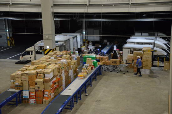 지난 12일 현대로지스틱스 동남권물류센터(서울 송파구 장지동 소재)에서 설 배송 물건들을 직원들이 분류작업 하고 있다. (사진제공=현대로지스틱스)