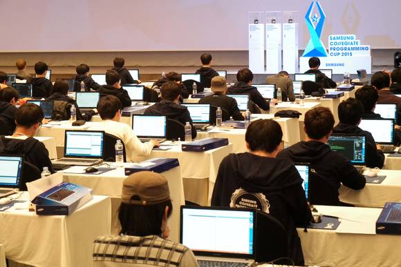 제1회 삼성 대학생 프로그래밍 경진대회 본선에 참가한 학생들이 과제를 해결하고 있다. (사진제공=삼성전자)