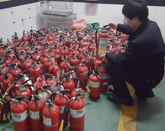 아파트 내 노후된 가압식 소화기를 소방서 직원이 수거하고 있다. (사진= 일산소방서)