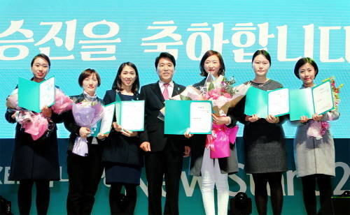 KEB하나은행은 지난 16일 ‘KEB하나, New Start 2016!’ 행사에서 행원급 특별 승진을 시행했다. 사진 왼쪽부터 장산역지점 권승주 과장, 대흥동지점 이모진 과장, SBS지점 이연진 과장, 함영주 은행장, 고덕역지점 이민아 과장, IT통합지원부 조영수 과장, 포항오거리지점 홍지원 대리. (사진제공=KEB하나은행)