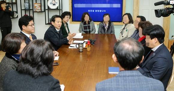 18일 오전 도지사 집무실에서 남경필 경기도지사가 누리과정 예산과 관련해 어린이집과 유치원 원장들과 간담회를 하고 있다.(사진=경기도)