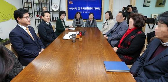 18일 오전 도지사 집무실에서 남경필 도지사가 유치원, 어린이집 연합회 회장, 원장들과 보육대란은 반드시 막아야 한다며 간담회를 개최했고 이 자리에서 원장과 회장단은 당장 20일 교사들의 월급 문제와 난방비,더 중요한 아이들을 위한 급.간식을 줄수 없는 초유의 사태에 직면한다며 빠른 사태 해결을 요구했다.한편 모 연합회는 이번 남 지사와의 간담회에 참석한 모 연합회 회장들이 법정 다툼에서 패한 유사단체일뿐 자신들의 단체와는 무관하다고 주장하고 있어 파문이 예상된다.(사진=경기도)