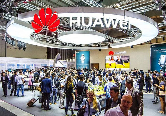 CES 2016 화웨이 부스에 모여든 관람객들. (사진=NDTV)