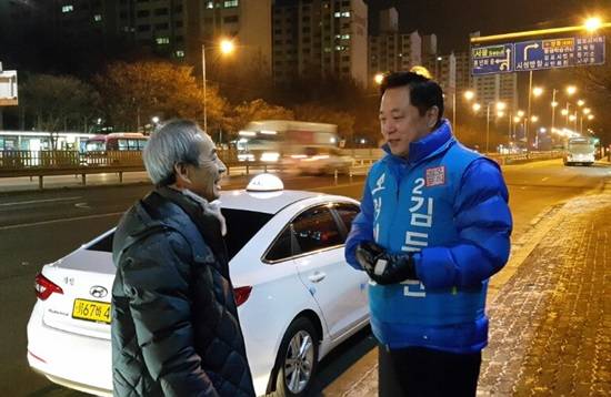 김포 더불어민주당 김두관 예비후보가 선거운동을 하고 있다.