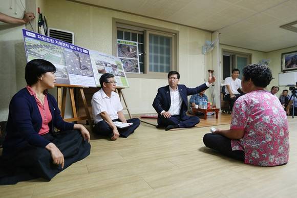 시민신문고를 통해 시민들의 고충을 듣고 해결방안을 모색하고 있는 공재광 평택시장(사진=평택시)