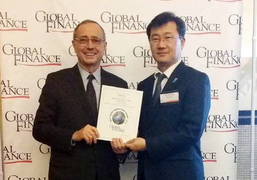 KEB하나은행은 프랑스 현지 시간 20일 오후 파리시 소재 꼴렉시오뇌르 호텔에서 개최된 시상식에서 ‘글로벌파이낸스’ 誌로부터 ‘2016 대한민국 최우수 무역금융 은행상’을 통산 15번째로 수상했다. 사진 좌측부터 조셉 히라푸토 글로벌파이낸스 발행인 겸 편집국장, 이규철 KEB하나은행 파리지점장. (사진제공=KEB하나은행)