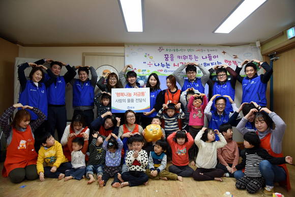 효성나눔봉사단이 21일 서울시 관악구에 위치한 성민장애아동어린이집을 찾아 임직원들이 직접 모금한 성금으로 교육보조재와 사물함을 구입해 전달했다. (사진제공=효성)