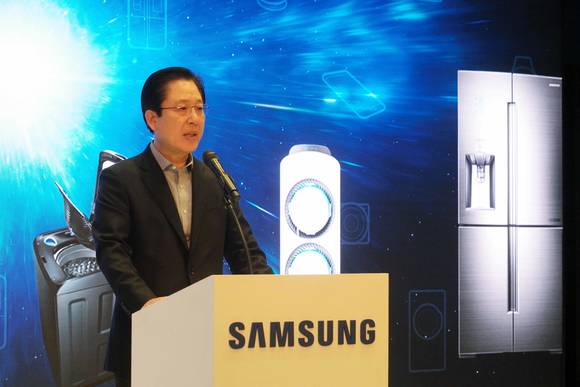삼성전자 생활가전사업부장 서병삼 부사장이 ‘무풍에어컨 Q9500’과 2016년형 ‘셰프컬렉션’ 냉장고를 소개하고 있다. (사진제공=삼성전자)