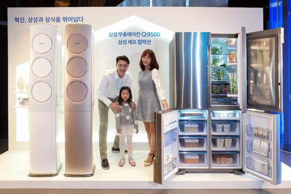 삼성전자 모델들이 ‘무풍 에어컨 Q9500’과 2016년형 ‘셰프컬렉션’ 냉장고를 소개하고 있다. (사진제공=삼성전자)