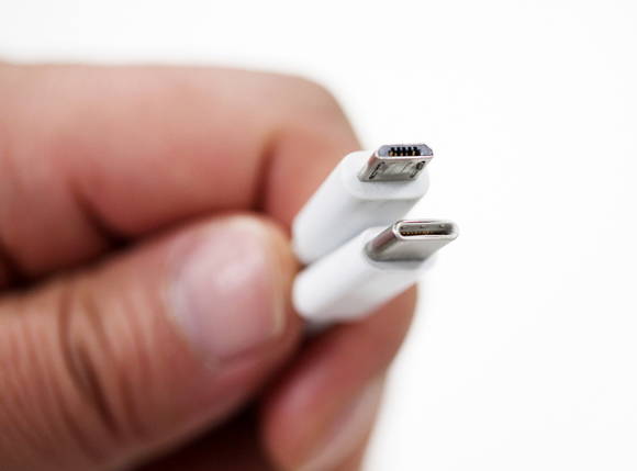 현재 사용되는 ‘USB 마이크로 B’(위)와 향후 대중화될 ‘USB-C’(아래). (사진=에누리)