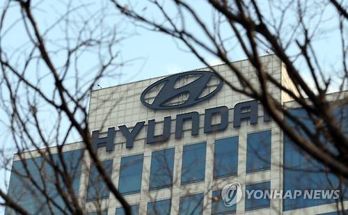 나뭇가지 사이의 현대자동차 로고. (사진=연합뉴스)