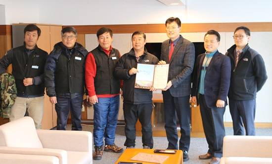 고양도시관리공사와 업무직노조가 합의후 기념촬영하고 있다.(사진= 고양도시관리공사)