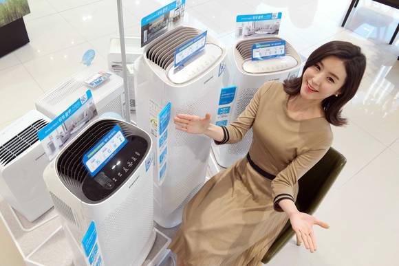 삼성전자 모델이 27일 논현동 삼성 디지털프라자 강남본점에서 삼성전자 초미세 공기청정기 ‘블루스카이’ 신제품을 소개하고 있다. (사진제공=삼성전자)