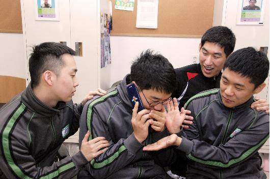 국군장병들이 LG유플러스의 공용 휴대폰을 이용해 가족들과 자유롭게 통화할 수 있게 됐다. (사진제공=국방부)