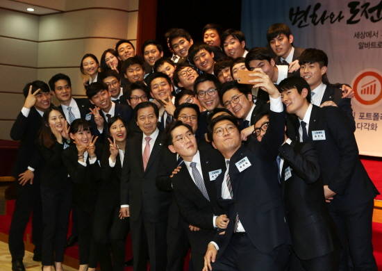 지난 29일 수협은행 본사에서 개최된 ‘신입행원 임명장 수여식’에서 이원태 은행장(첫줄 가운데)과 신입행원들이 다함께 기념촬영을 하고 있다. (사진제공=수협은행)