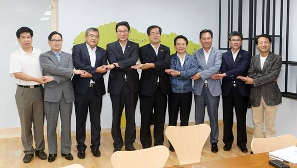 지난 2014년 8월5일 남경필 경기도지사가 연정 합의를 마친 여야 정책협상단 및 관계자들과 함께 연정 합의 기념촬영을 하고 있다(사진=경기도)