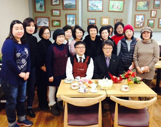 지난 학기 바리스타 과정 수료식 후 기념촬영하고 있다.(사진= 렛츠런문화공감센터일산)