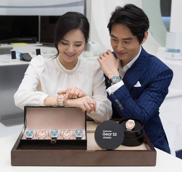신규 출시된 기어 S2 클래식 로즈골드.플래티넘. (사진제공=삼성전자)
