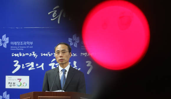 조규조 미래부 통신정책국장이 29일 오후 과천 정부과천청사 기자실에서 기간통신사업 허가를 신청한 퀀텀모바일·세종모바일·K모바일 등 3개 법인의 사업계획서를 심사한 결과 3사 모두 허가적격 기준(70점)에 미달해 기간통신사업 허가대상법인을 선정하지 않았다고 밝히고 있다. (사진=연합뉴스)